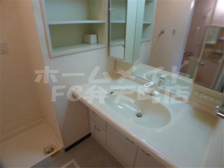 洗面設備　明るい洗面所です