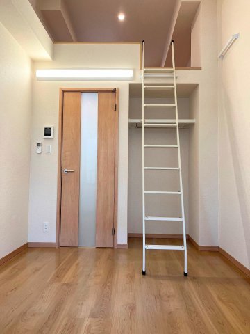 居室・リビング　ロフト付天井高で開放感のあるリビングルーム