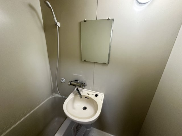 洗面設備　浴室内に洗面台付き！