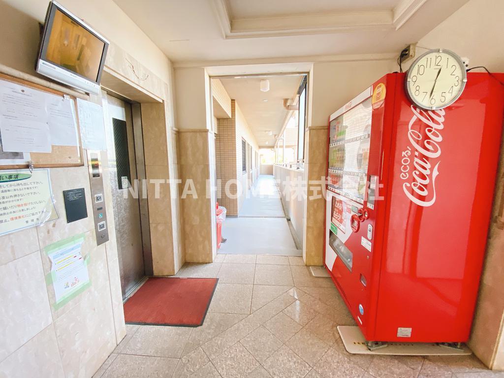 ロビー　宅配ＢＯＸ、自動販売機もあります！