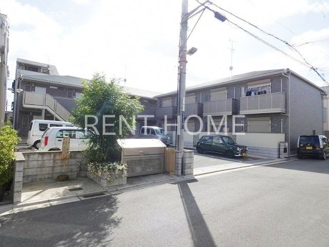 建物外観　外壁タイル張りの２階建てのスマートな建物です。