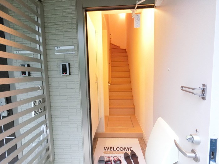 玄関　当物件の参考写真です。(同建物の部屋)