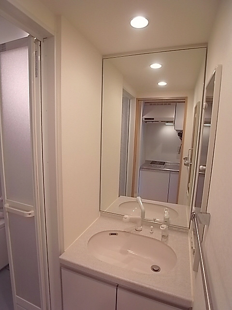 洗面設備　シャンプードレッサー付きの独立洗面台