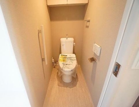 トイレ　落ち着いた色調のトイレです