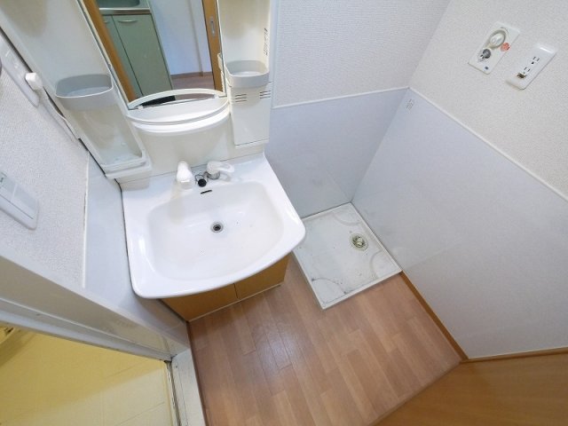 洗面設備　明るい洗面所です