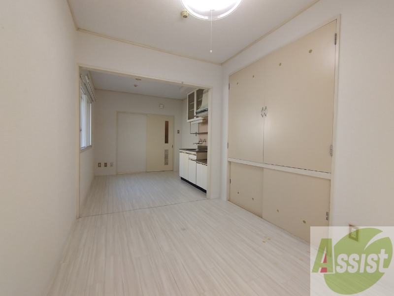 居室・リビング　５．４帖の洋室が広がっています。シックで落ち着きのあるお部屋