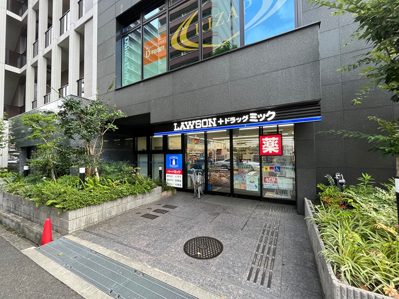 ドラックストア　ローソン+ドラッグミック江坂広芝町店（ドラッグストア）まで732m
