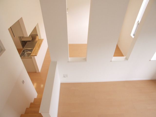 その他　洋室からリビングを見た感じ☆