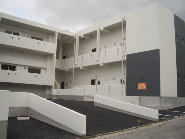 建物外観　一般物件の３階建ての高さがあります