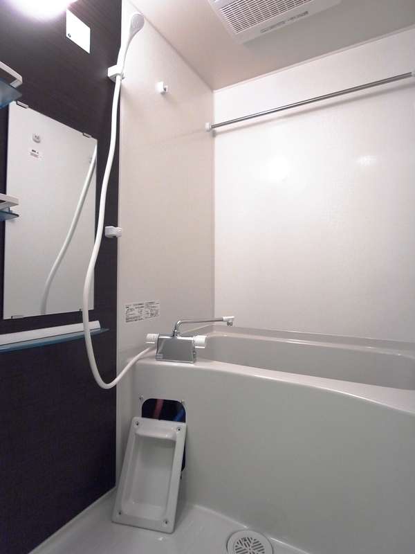 バス・シャワールーム　コンパクトで使いやすいお風呂です