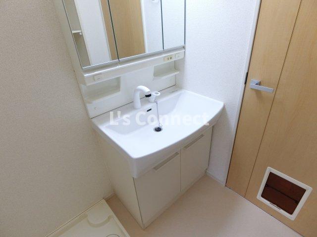 洗面設備　朝の支度もスムーズな独立洗面台。