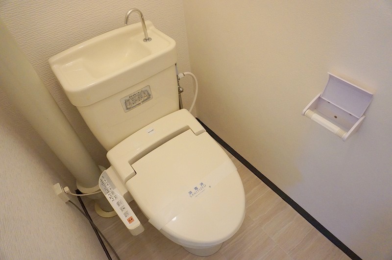 トイレ　ウォシュレット付です。