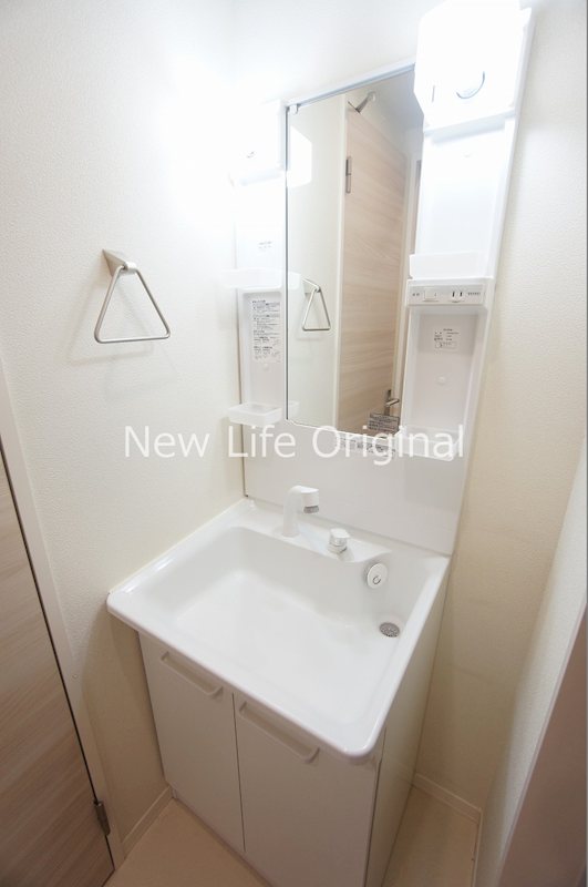 洗面設備　忙しい朝もおまかせの洗髪洗面化粧台付き。