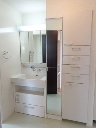 洗面設備　明るい洗面所です