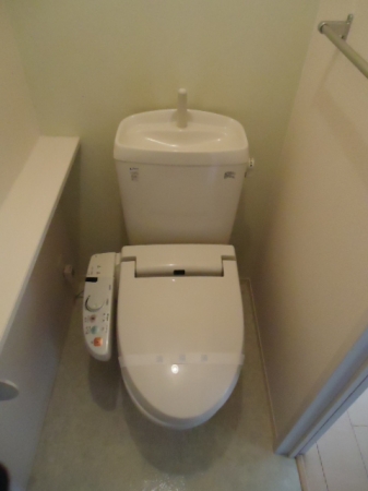 トイレ　落ち着いた色調のトイレです