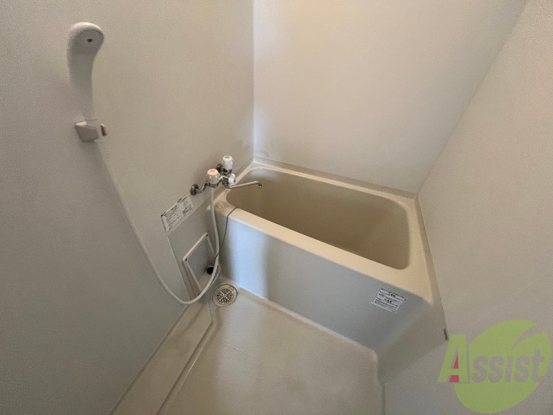 バス・シャワールーム　浴槽は肩まで浸かれる深さで疲れも取れそうですね