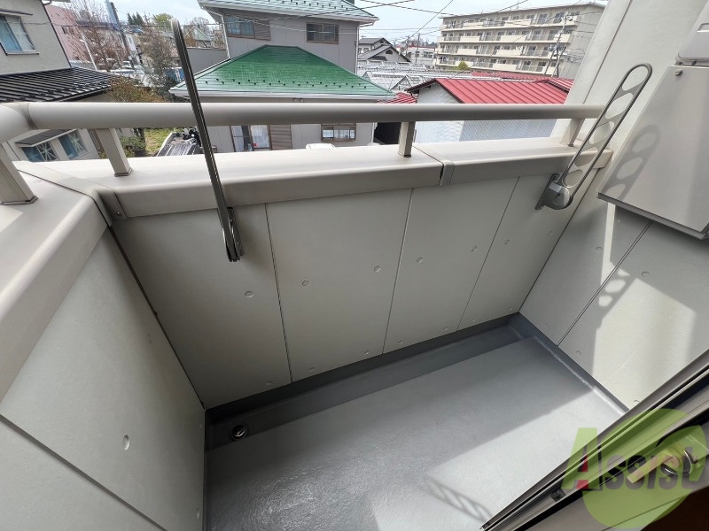 バルコニー　バルコニーは天気の良い日には洗濯物もよく乾きそうですね。