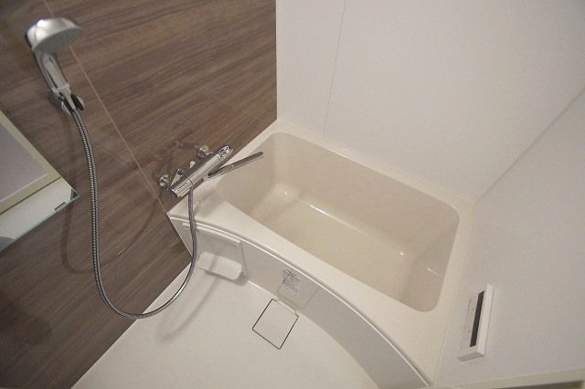 バス・シャワールーム　コンパクトで使いやすいお風呂です