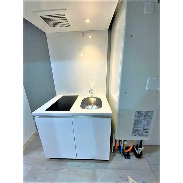 キッチン　反転タイプの室内写真