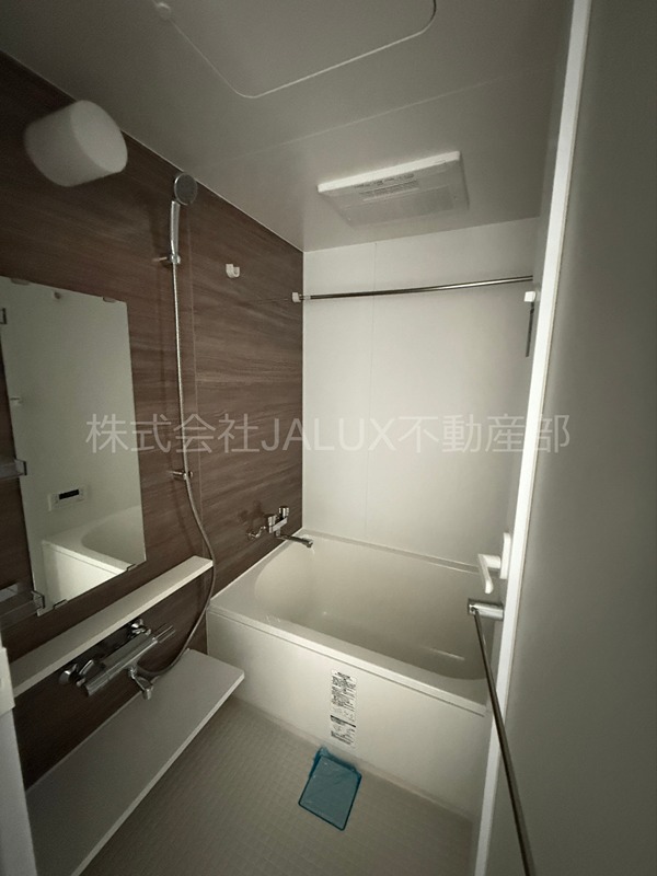 バス・シャワールーム　落ち着いた空間のお風呂です