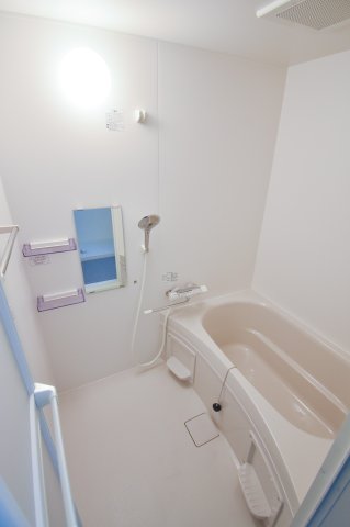 バス・シャワールーム　ちょうどいいサイズのお風呂です。お掃除も楽にできますよ。