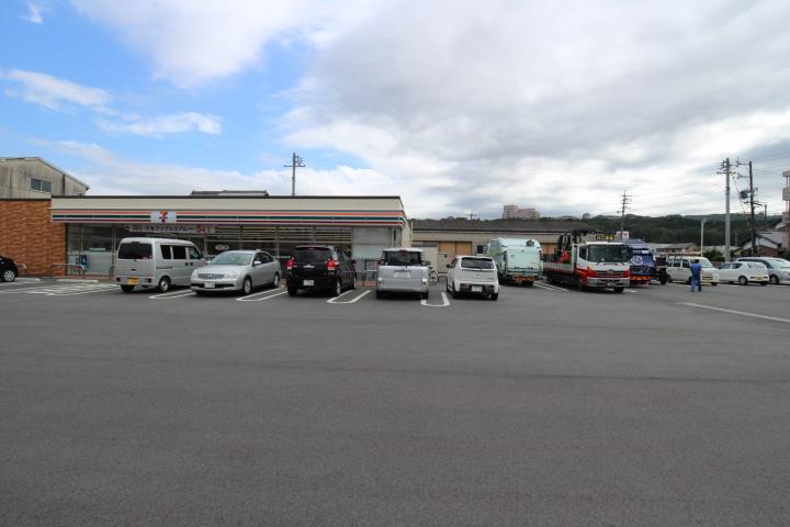 コンビニ　セブンイレブン（コンビニ）まで304m