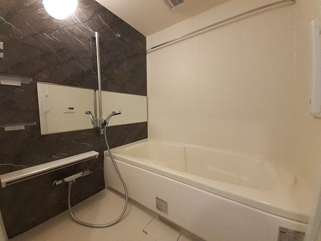 バス・シャワールーム　コンパクトで使いやすいお風呂です