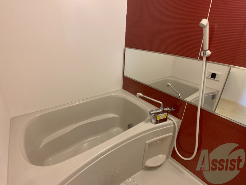 バス・シャワールーム　追い焚き機能が付いているのでいつでも温かいお風呂に入れますよ