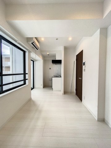 居室・リビング　落ち着いた色合いの床材を使用した居住空間です。