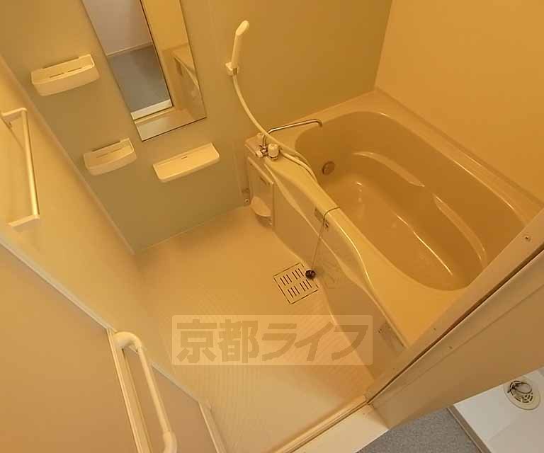 バス・シャワールーム　広めのバスルームです。