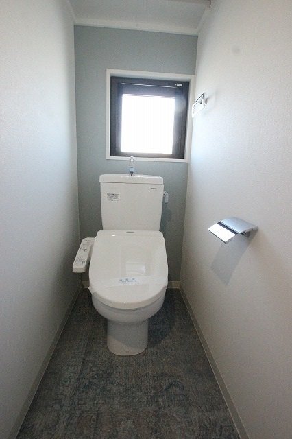 トイレ　同物件別号室のものです。