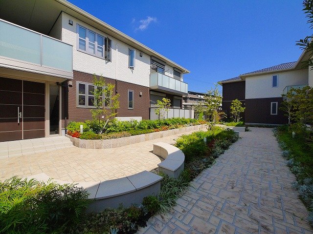 エントランス　中庭がおしゃれなエントランス