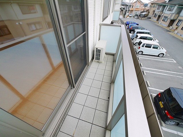 バルコニー　陽当たり良好なバルコニーです
