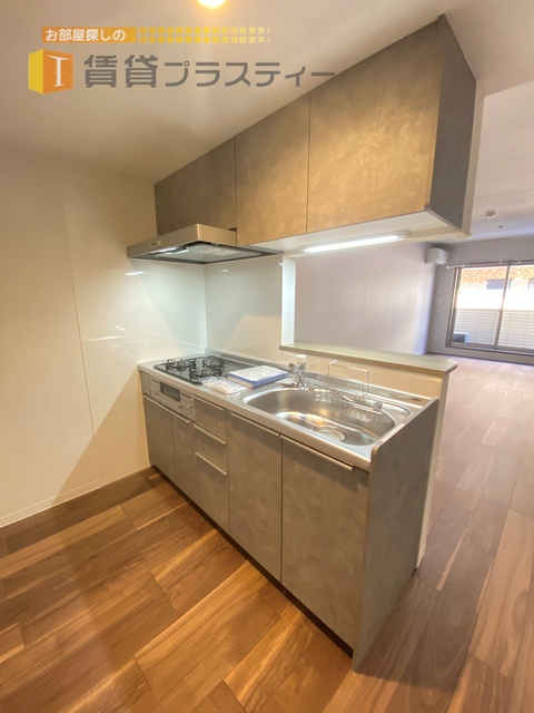 キッチン　使いやすい３口システムキッチンで自炊もしやすいですね。