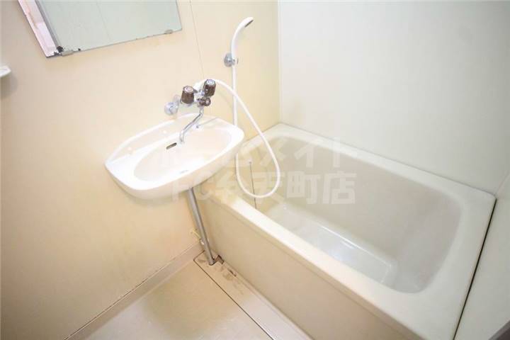 バス・シャワールーム　コンパクトで使いやすいお風呂です