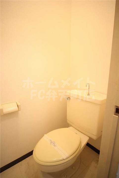 トイレ　落ち着いた色調のトイレです