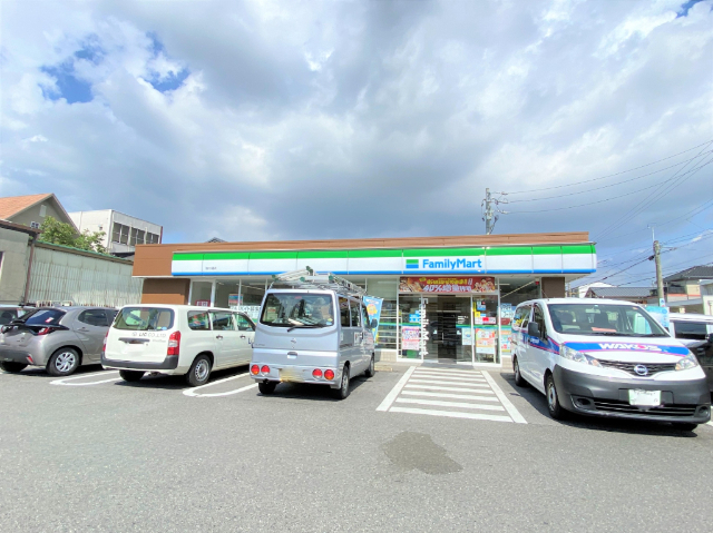 コンビニ　ファミリーマート（コンビニ）まで200m