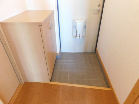 玄関　※内装写真は別室のものです。
