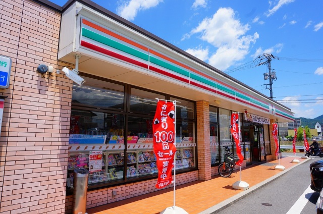 コンビニ　セブンイレブン広島祇園8丁目店（コンビニ）まで152m