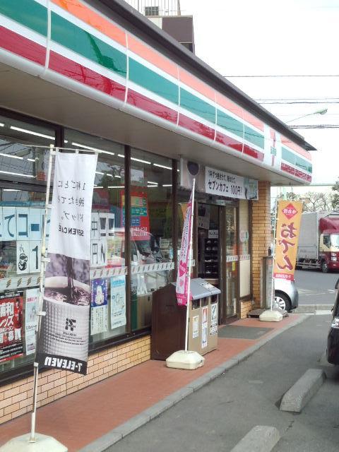 コンビニ　セブンイレブン草加稲荷2丁目店（コンビニ）まで736m
