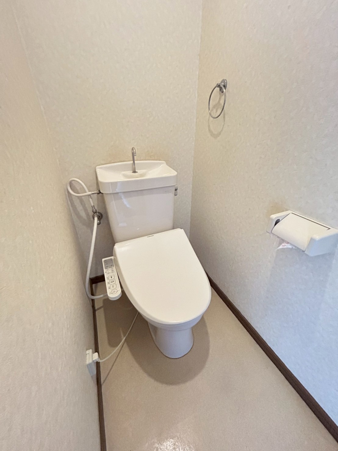トイレ　身も心もスッキリできる温水洗浄便座付きのトイレです♪