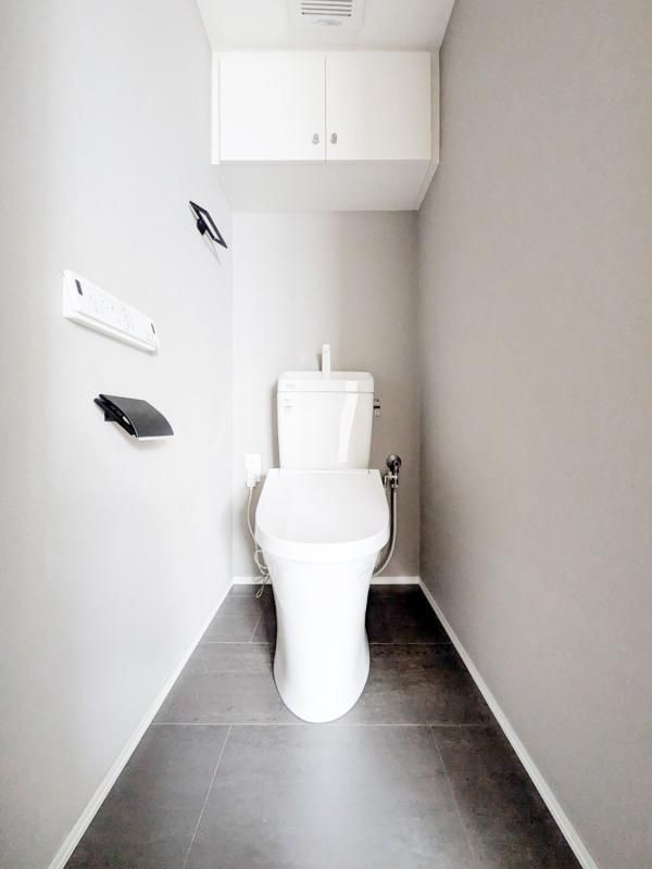 トイレ　落ち着いた色調のトイレです