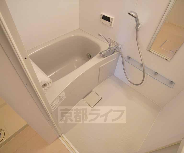 バス・シャワールーム　追い焚き機能、浴室乾燥機など設備充実の浴室です。