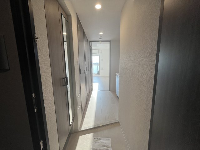 玄関　イメージとして同マンション他部屋を表示しています