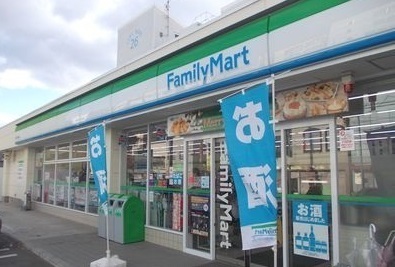 コンビニ　ファミリーマート（コンビニ）まで970m