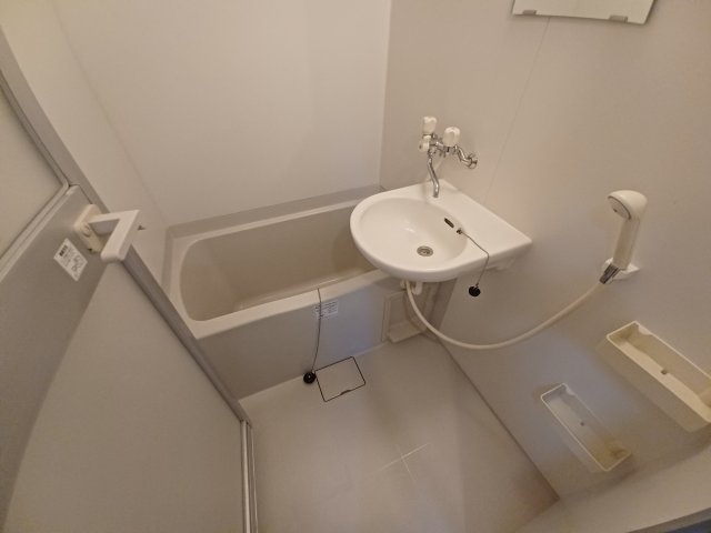 バス・シャワールーム　別部屋参考　実際は独立洗面台です