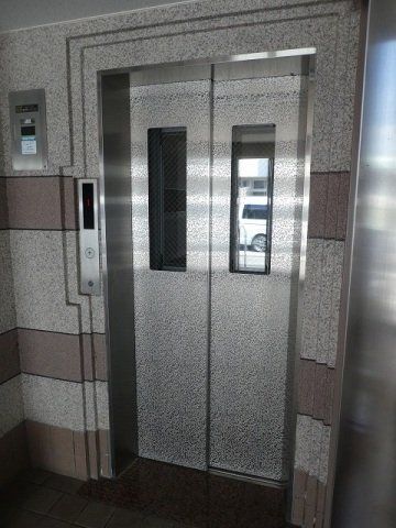 ロビー　エレベーターがあります。