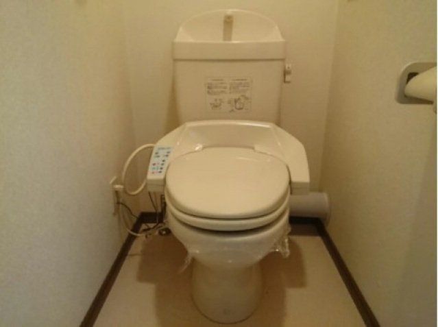 トイレ　温水洗浄便座付のトイレです。