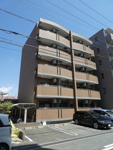 建物外観　鉄筋コンクリート造の5階建ての建物です。