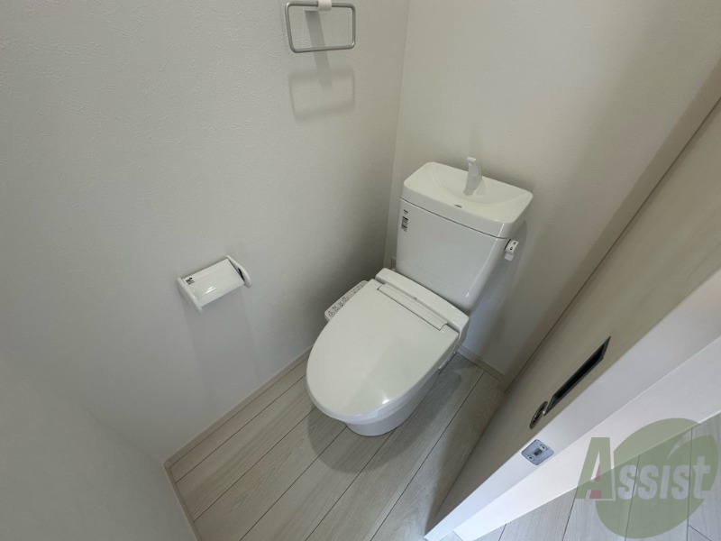 トイレ　温水洗浄便座付きのトイレは、使用しやすくうれしいですね。
